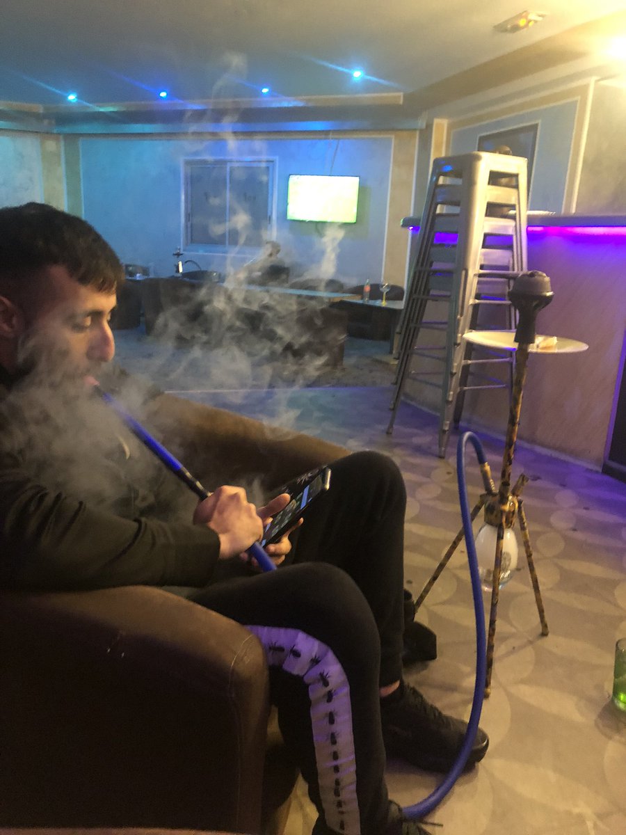 idrizlabasefc's tweet photo. Pas de live ce soir, je paye une chicha au petit frere qui ma packé une icone 😂 « il est heureux » https://t.co/nFJMtaIf7k