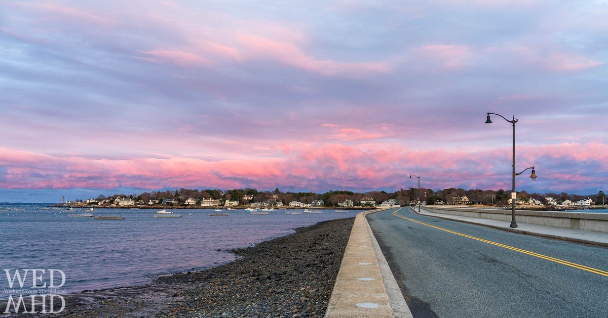 orenphoto's tweet photo. Thankful for a #Thanksgiving #Sunset - https://t.co/S7Y7lDr6zr - #Causeway #LampPost #MarbleheadNeck #Marblehead https://t.co/aKiXYFJwdC