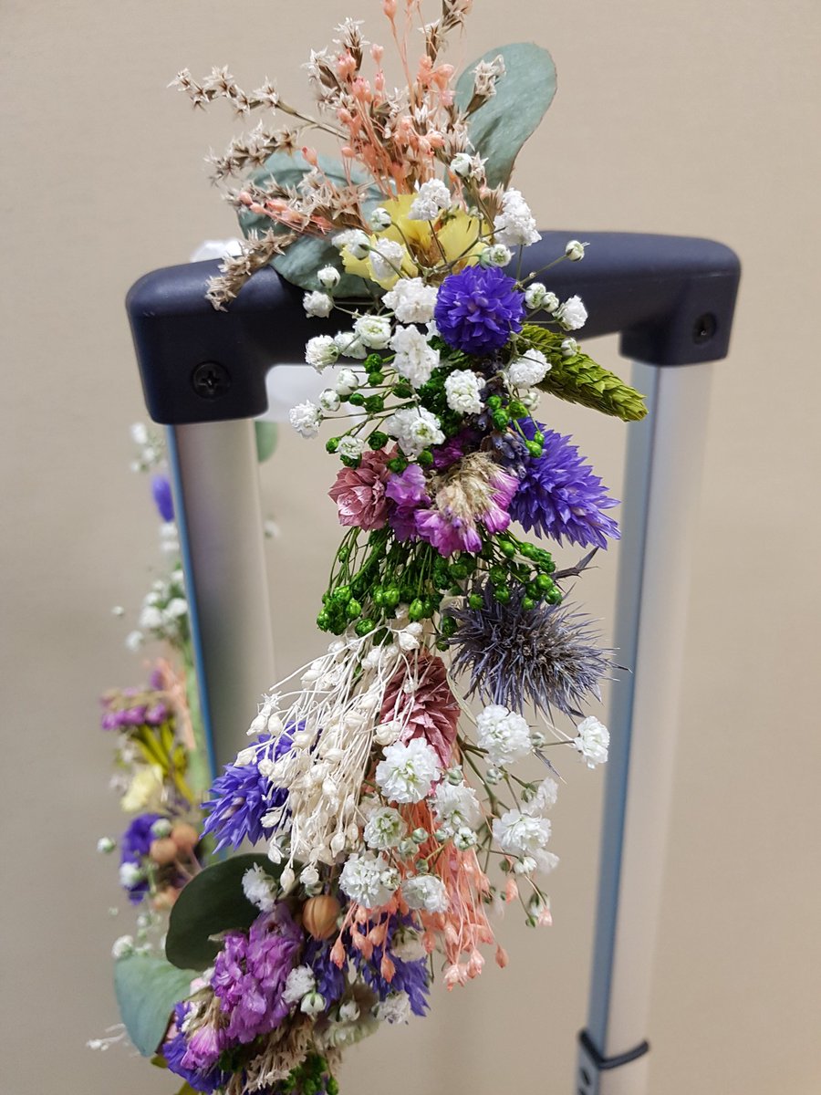 Heleoniesone's tweet photo. Aujourd'hui au @SalonCSF j'ai appris à travailler les fleurs séchées avec @atelierlutece
Sous une première forme avec cette guirlande à porter en couronne ou en diadème.
#SalonCSF #CSF2019
#DIY #diyHélé #végétal https://t.co/z2eRMUiuxY