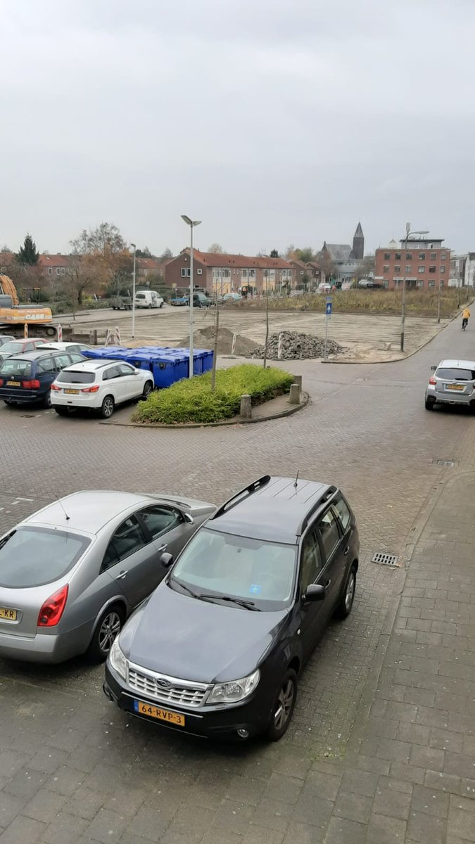 BarendrechtnuNL's tweet photo. Ingezonden foto's: De aanleg van parkeerplaatsen aan het #Achterom is begonnen. Hier zijn alweer enige tijd geleden de eerste woningen gesloopt. Binnenkort volgen er nog meer sloopwerkzaamheden. #Barendrecht #Lohmanstraat https://t.co/sZSK6JETtr
