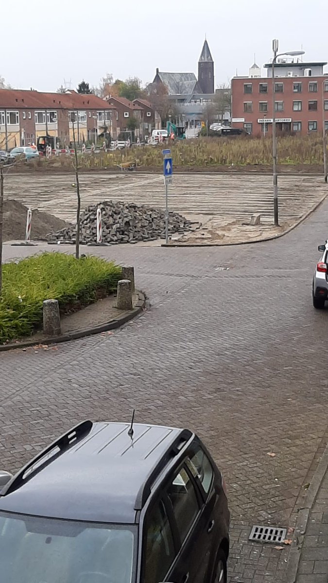 BarendrechtnuNL's tweet photo. Ingezonden foto's: De aanleg van parkeerplaatsen aan het #Achterom is begonnen. Hier zijn alweer enige tijd geleden de eerste woningen gesloopt. Binnenkort volgen er nog meer sloopwerkzaamheden. #Barendrecht #Lohmanstraat https://t.co/sZSK6JETtr