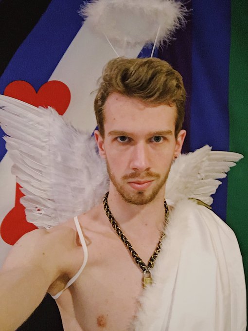 Ok so SUPER RANDOM little photoset... Guess this pup is an angel now 😂😇 Please excuse the crazy hair<a href="/tag/gayporn"class="tags"><span>#gayporn</span></a><a href="/tag/analdildo"class="tags"><span>#analdildo</span></a>
