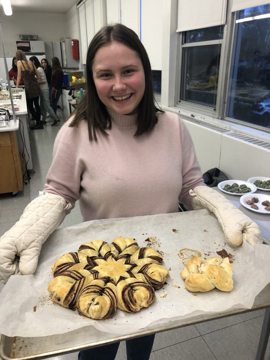 Dinner is served! Stroggonoff, Spanish omelettes, tomatoe rice, Nutella stars and of course, poutine! Chef’s hat off to all of our international students, Canadian Ambassador’s and a special thank you to Ms. Graszat for organizing such a special evening!