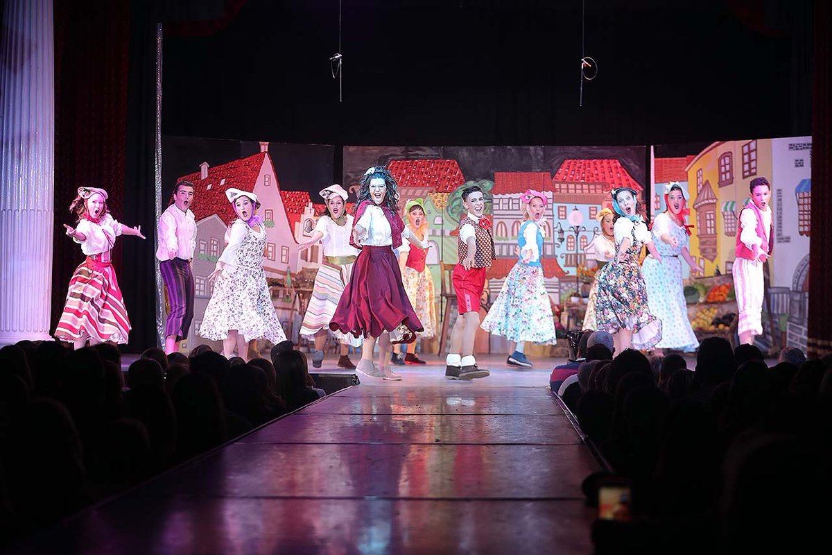 JCF_Valencia's tweet photo. 👉 La tercera comissió en pujar a l’escenari de la Sala Canal és @FallaLantiga amb el lema ‘Corazón de madera’.
#PlayBacks19 https://t.co/pDfjTaABaS