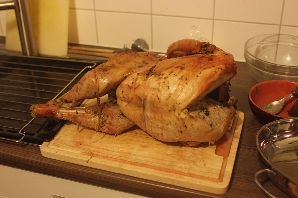 affentod's tweet image. Happy Thanksgiving to all my American friends. Enjoy the day with your families. German Thanksgiving is a non-holiday, I really envy you the American tradition. Did the turkey thing once for my daughter's first birthday which is end of November. As a foodie, I definitely approve.