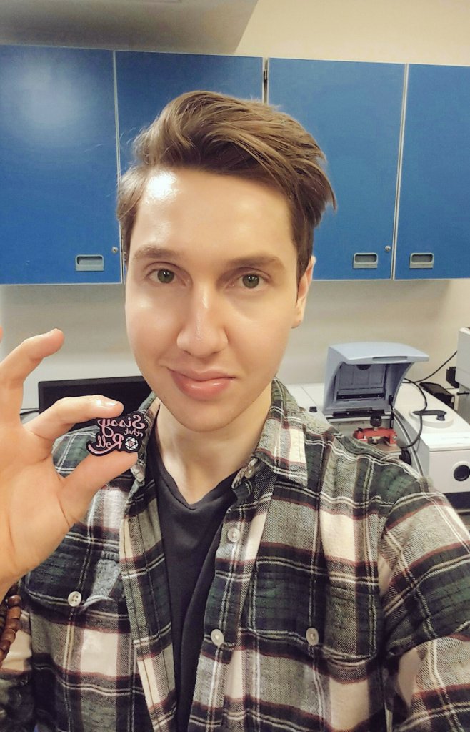 TTKoev's tweet photo. Really happy that @DiceRefgemlin decided to share one of his @DungeonDrag pins with me. Great work and top-notch merch, @ArsonNicki, @ohbutylene, @fraya_love, @harlotteoscara, @bradshawlondyn, @mattbaume & Irene Dubois. 👌#QueensOfAdventure #DnDPodcast #Podcast #DnD https://t.co/sOx7XVSlYr