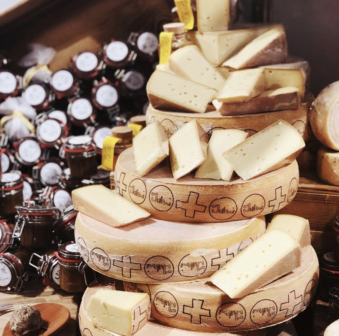 BBCGoodFoodShow's tweet image. With hundreds of exhibitors, we&apos;ve got something for everyone at #GFSWinter! You gouda come check it out! 🧀