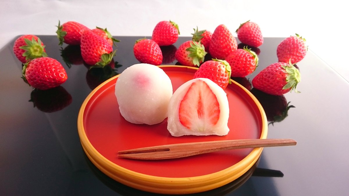 御菓子司 紅谷三宅 店主 三宅正晃 いちご羽二重餅 日本一の苺の産地より最高級の羽二重粉を使用した苺大福が今日から販売開始します 苺大福専用の朝摘みの とちおとめ 出来立ての白あん 最高級の羽二重餅 素材の一体感をお楽しみください
