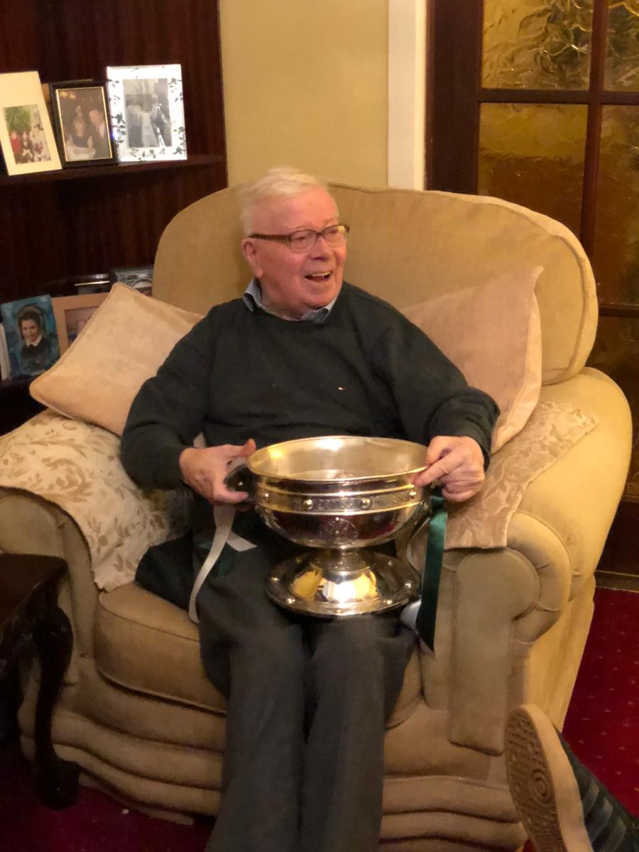 SashGAA's tweet image. A true Son of Sarsfields and life long supporter Paddy O'Leary, visited today by County Champions, Barry Coffey, Sean Campbell, Shane Doyle, Tom Aspell and of course Dermot Bourke. #proudclub #makingmemories #sash2019 💚