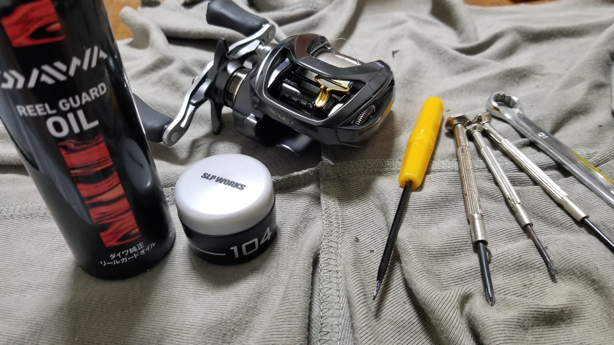 スッポぬけ修行中 リールのオーバーホールしました 今回slpワークスの104を初導入しました これによって劇的に変わる訳ではないと思いますがグリスの耐久性等みたいですねー 試運転したかったですが相変わらず起きれん 笑 次は禁断のマグシールド