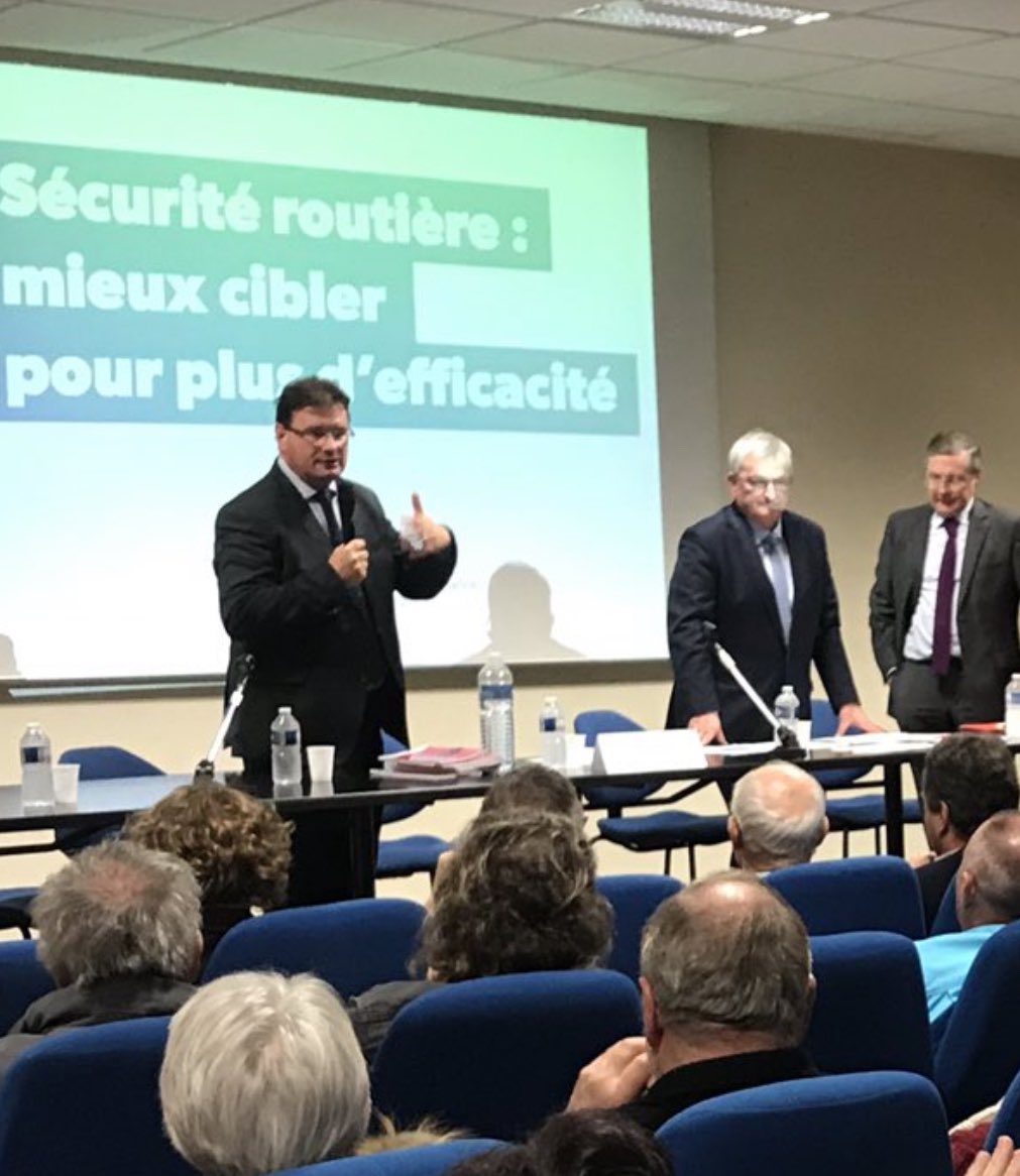 phgosselin's tweet photo. #SecuriteRoutiere #80km/h
Salle comble à St-Lô pour la réunion que nous organisions avec ⁦@BasPhilippe⁩, avec le sénateur #MichelRaison.
Auteur du rapport sénatorial sur la sécurité routière,il a battu en brèche des idées reçues. 
Bons échanges pour un débat citoyen utile! https://t.co/7PQBa7FLTU
