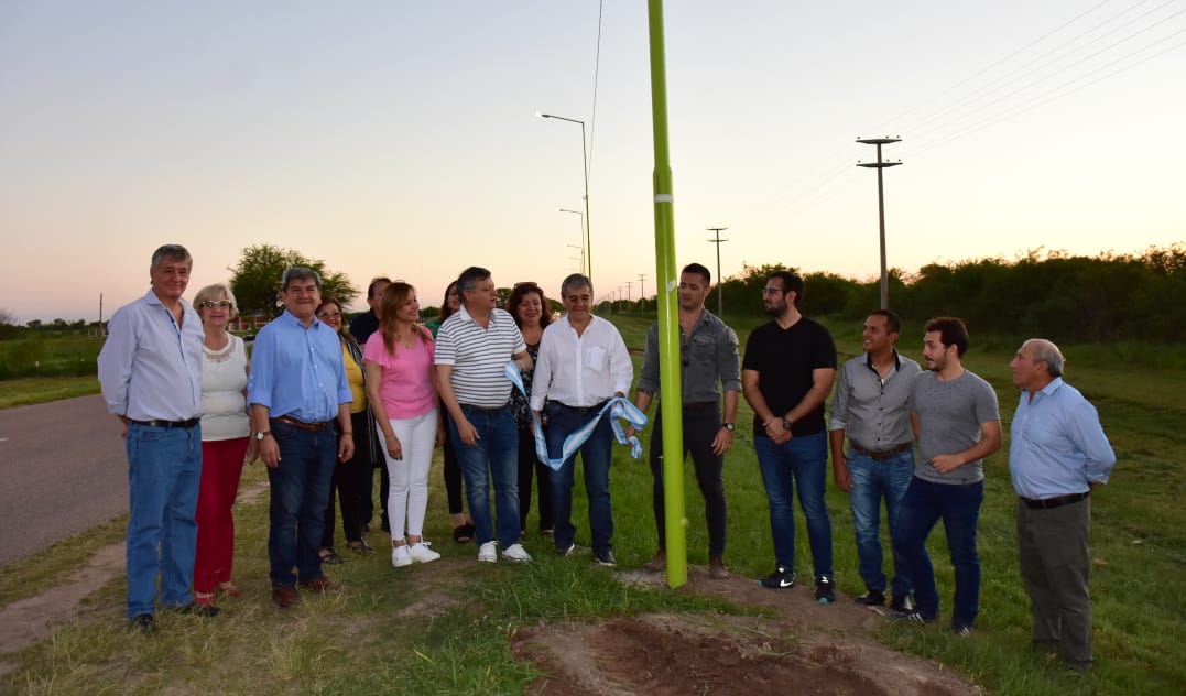 domingopeppo's tweet photo. Iniciamos la tarde de actividades en #JuanJoseCastelli inaugurando 47 luminarias en el acceso norte de la localidad. Estas son las inversiones que mejoran la urbanización y brindan seguridad a los vecinos. https://t.co/tC87VXdfNn