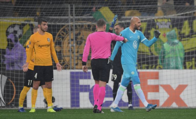BuLi_Benny's tweet photo. #UEL
#Olexandria - #Wolfsburg 0-1
Un penalty de Wout #Weghorst en fin de 1ère m.t. aura suffi. #VfLWolfsburg est qualifié avant même la dernière journée
#FCOWOB https://t.co/s29f8X8Qhn