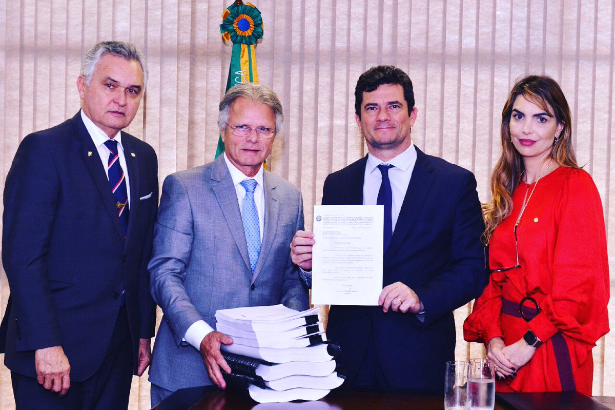 GeneralGirao's tweet photo. Entregamos hoje ao nosso Ministro da Justiça, @sf_moro todo o material produzido durante a CPI do BNDES. #generalgirãodeputadofederalrn #generalgirao #deputadogeneral #brasilacimadetudo #lavatogajá #lavatoga #cpibndes #caixapretadobndes #caixapretabndessim https://t.co/4wwdesOKJt