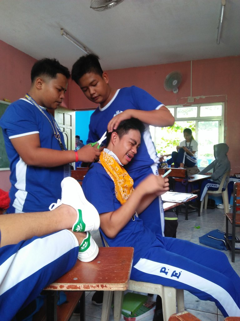 jaypee05004792's tweet photo. titit salon nagpagupit kana may 150 kapa https://t.co/1txQ2ivUn4