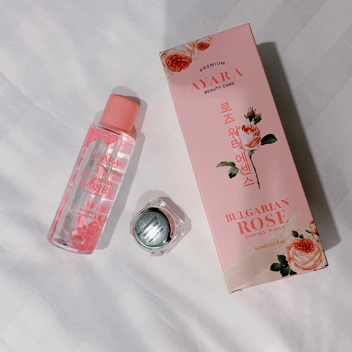 komkommeeruu's tweet photo. ผมมีน้ำตบบีทกุหลาบ ของ Ayara Beauty Care มาแนะนำ เป็นน้ำตบที่ช่วยลดการอักเสบของสิว ลดความมันส่วนเกิน แล้วก็ฟื้นฟูผิว อันนี้ที่ผมใช้แล้วรู้สึกว่าเห็นผลจริง ในกล่องจะมีน้ำตบกับsleeping mask น้ำตบเป็นน้ำใสๆ มีกลีบกุหลาบลอยในขวด ส่วนตัวครีมจะเป็นเจลใส ซึมเร็วดีครับ ราคา 290.- https://t.co/Ua0aH9Nd8V