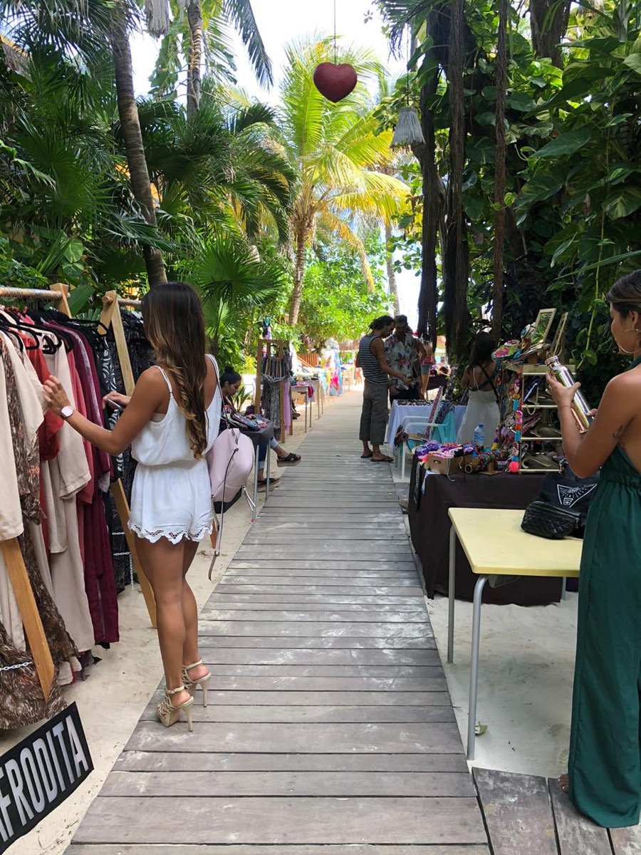 Conexionbycan's tweet photo. BAZAR RIVIERA EMPRENDE 
“Lido Beach Club” 
Diseñadores de la Riviera Maya nos dieron muestra de increíbles artículos de moda. 
Ropa,bolsas,accesorios,música en vivo o a cargo de Strawberry Music
#BazarRivieraEmprende
#MarketDesigner #LovingLido #goodvinesonly #conexionbycancun https://t.co/UIrkG7dATa