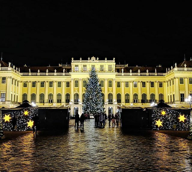 Outside the @schoenbrunnpalace and the entrance to its Christmas Market! Great scenery and lights! Oh and a huge tree! ift.tt/33vA8kl