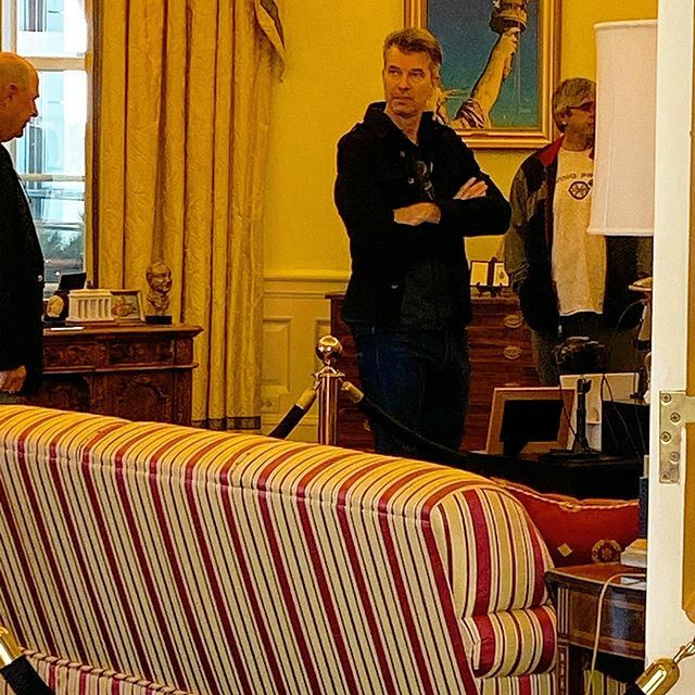 BarryWaldo's tweet photo. Iβd vote for him π₯΄π #ovaloffice replica Someone is definitely in their element #clintonpresidentiallibrary https://t.co/mCeidOjx84 https://t.co/KoLCeXUKS4