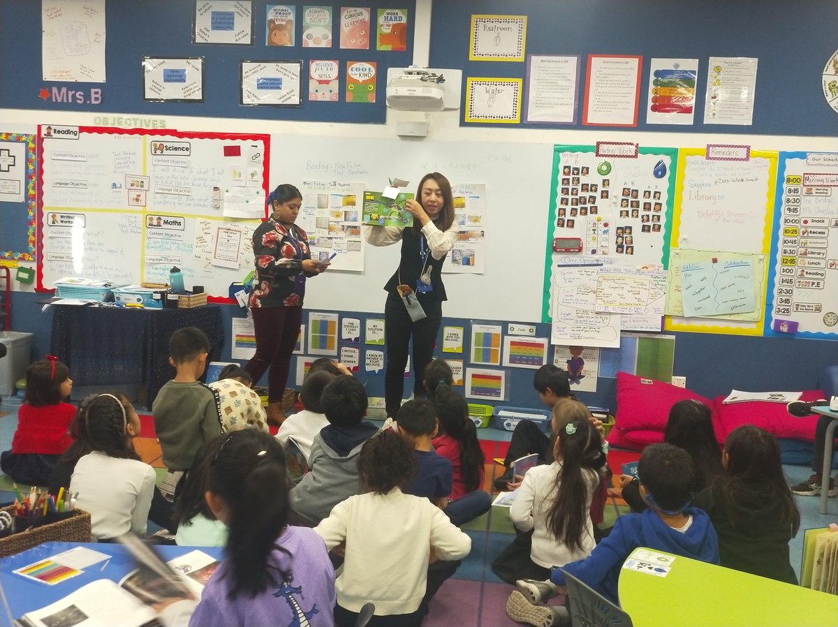 VictoriaZhangxx's tweet photo. Bridging Lesson on “comparing Non-Fiction Text Features between Chinese and English Books” 非小说类-文体特点 中英文比较. #duallanguage #bridging #translanguaging @LearnISB @Teach2openmindW @JoseMedinaJr89 https://t.co/eECNVJAGaG