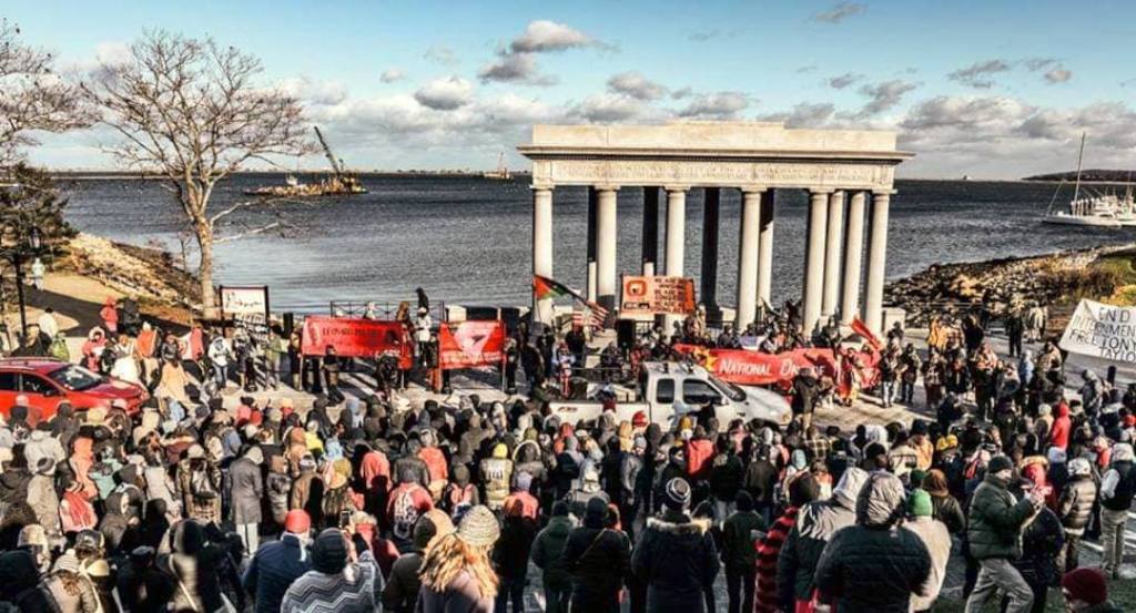 Andrew_Kennis's tweet image. Por qué no “celebro” “#Thanksgiving”?

Mejor que explicarlo yo...es simplemente citar las propias palabras de los indígenas / #UAINE / #FirstNationPeople, quienes han estado manifestando y organizando en contra de esta “celebración” oficial desde 1970: uaine.org/NDOM_Flyer_201…