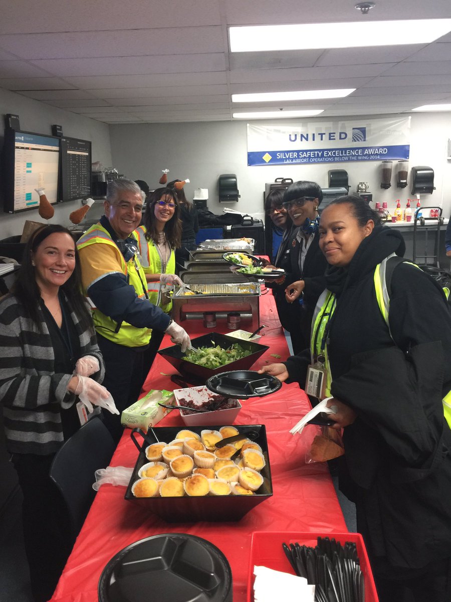 Happy Thanksgiving from your lax family. 🍁🦃❤️✈️✈️✈️✈️@EZacharides @LAX_HubHub @AlbertoDiaz_UAL @Maggie_Ronan @PJKTVL @JABLAX310 @weareunited