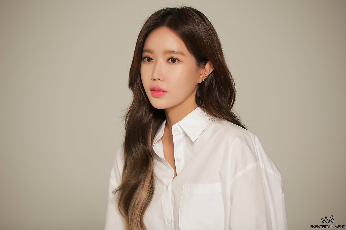 (Late post) Im Soo Hyang behind the scene for interview photoshoots https:/...