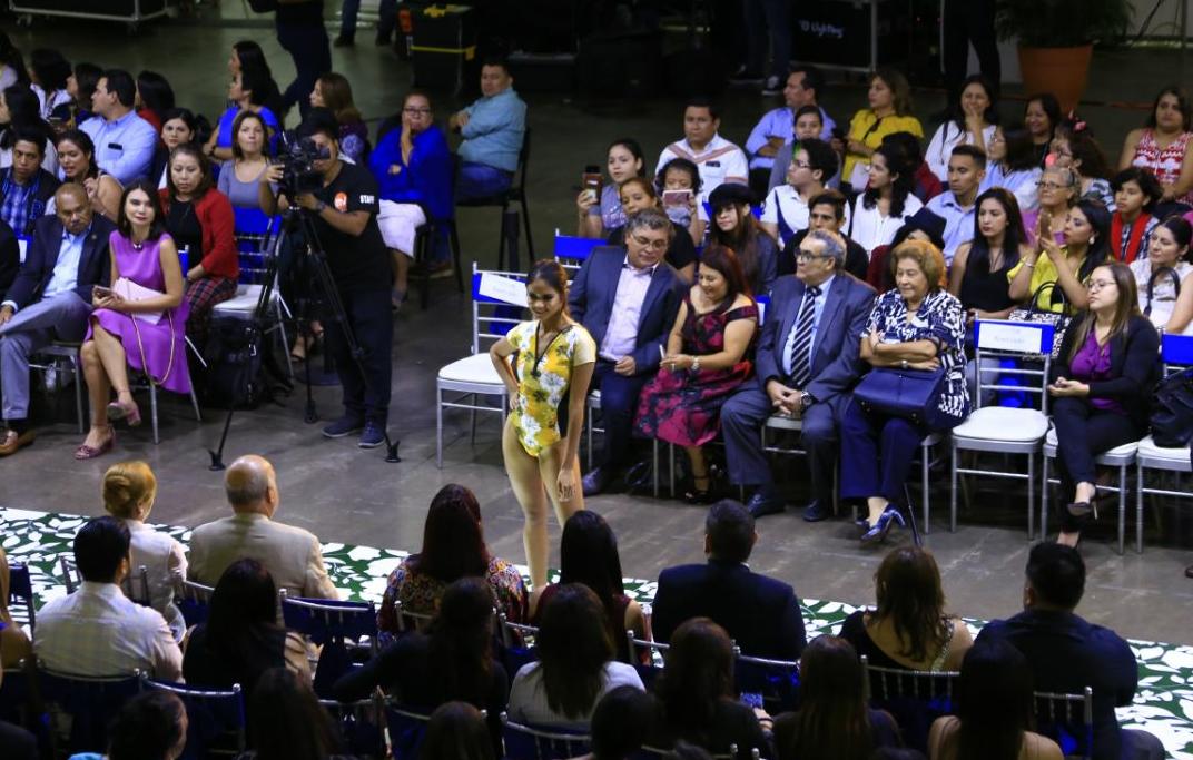 SecPrensaSV's tweet image. #Ahora ||Son alrededor de 30 diseñadores salvadoreños los que están mostrando su creación en la pasarela de #esmoda organizada por @CONAMYPESV ||