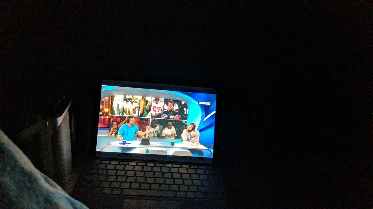 Skarleu's tweet photo. Schon im Bett. Den Laptop nebendran. Hauptsache Football! #ranNFL https://t.co/CzF4t4fk9W