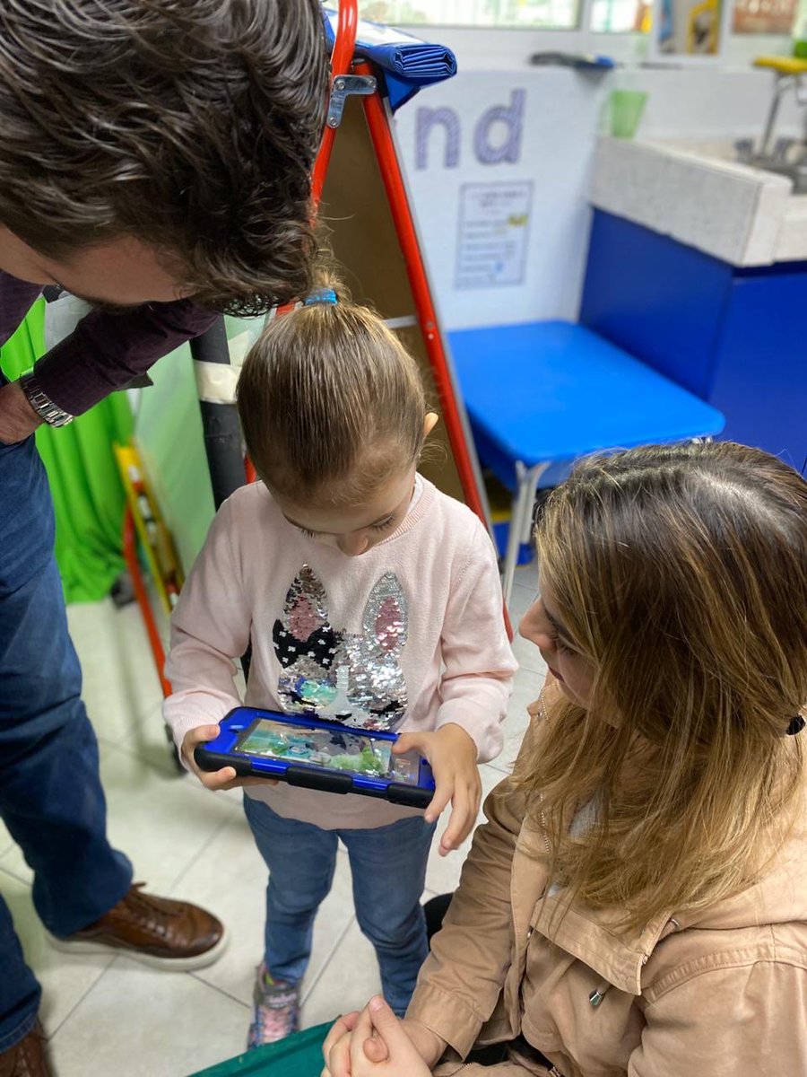 PK students teaching their parents how to remove the Green Screen of a photo using Instant Alpha in Keynote 💚📸🎥 #ProjectBasedLearning #Preschool #EveryoneCanCreate #Keynote #AppleDistinguishedSchools #AppleEDUChat 
Thanks <a href="/javaldez/"> Alberto Valdes</a> <a href="/nora_olivo5/">Nora Olivo</a> for all your help &amp; support! 🙌🏼