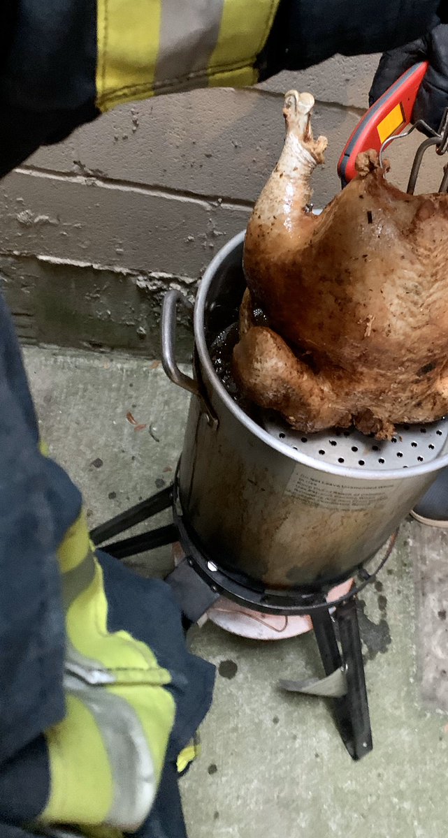 rusnivek's tweet photo. 1. Dunked the #turkey in slooooooowly. Allowed less splashing and spillage. #DFT2019 #SafetySur https://t.co/pGRw04Hlip