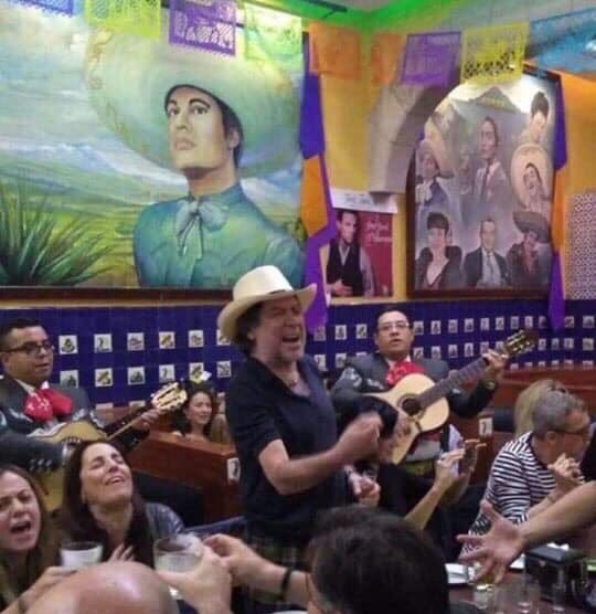 ¡Ay Joaquinito, ya se mexicanizó! Anoche de parranda en el #Tenampa.