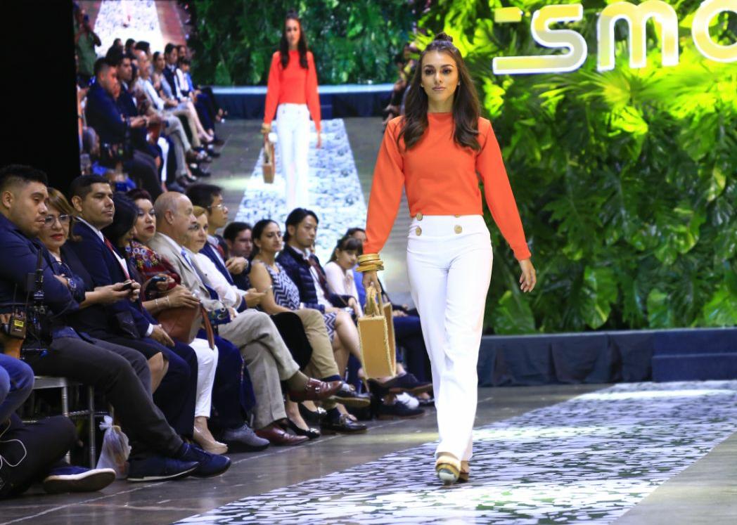 SecPrensaSV's tweet image. La pasarela #esmoda de @CONAMYPESV se divide en cuatro estaciones del año.  Y son 60 modelos, los diseñadores participantes fueron asesorados por el reconocido artista Carlos Herrera.