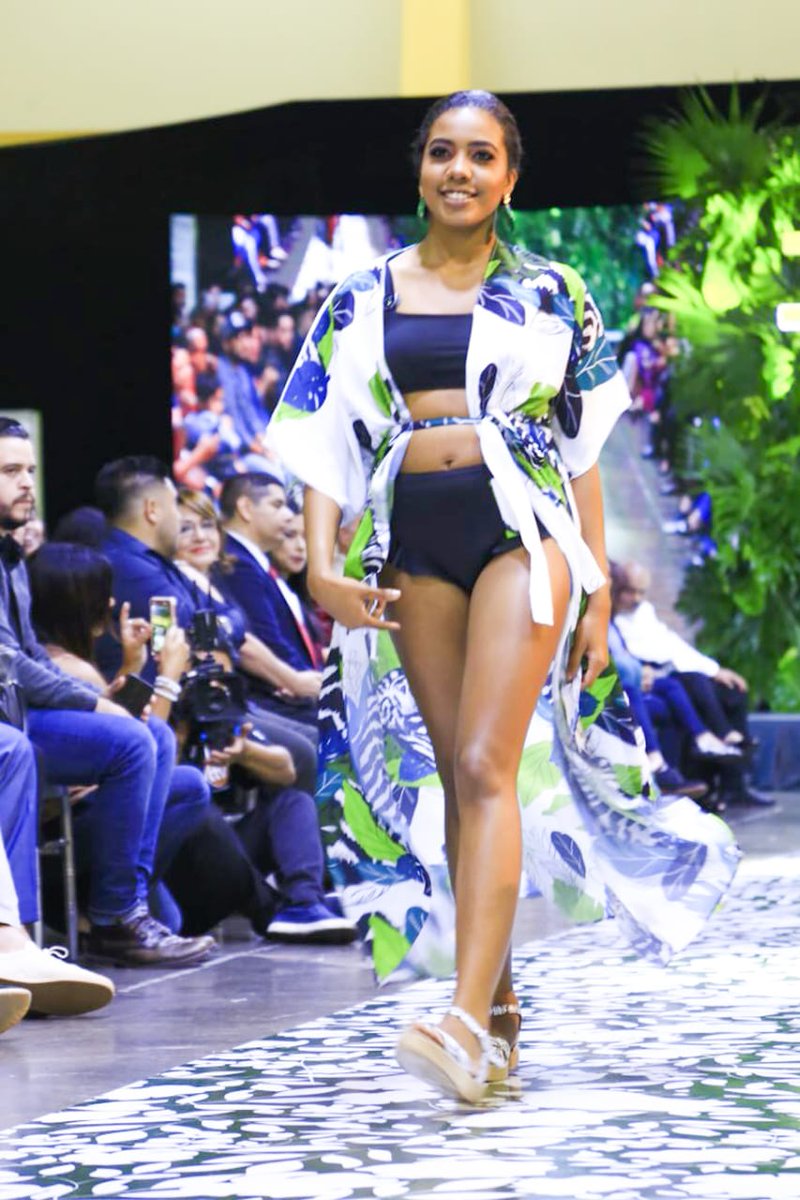 SecPrensaSV's tweet image. La pasarela #esmoda de @CONAMYPESV se divide en cuatro estaciones del año.  Y son 60 modelos, los diseñadores participantes fueron asesorados por el reconocido artista Carlos Herrera.