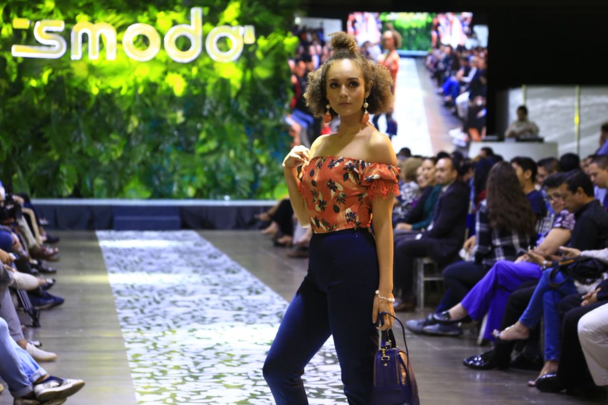 SecPrensaSV's tweet image. La pasarela #esmoda de @CONAMYPESV se divide en cuatro estaciones del año.  Y son 60 modelos, los diseñadores participantes fueron asesorados por el reconocido artista Carlos Herrera.