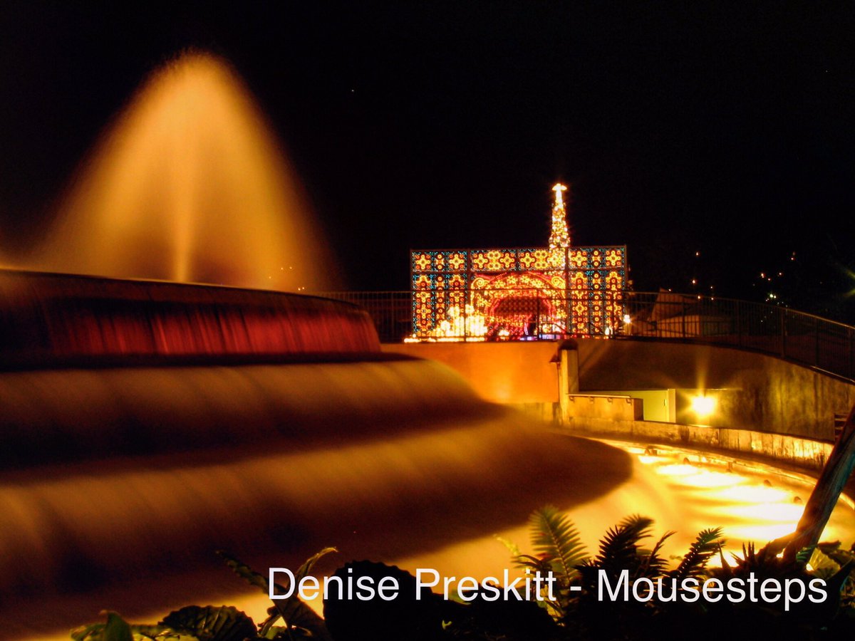 Mousesteps's tweet photo. I still miss this. #epcot #lightsofwinter #disneyholidays https://t.co/Z9kkT1BHcA
