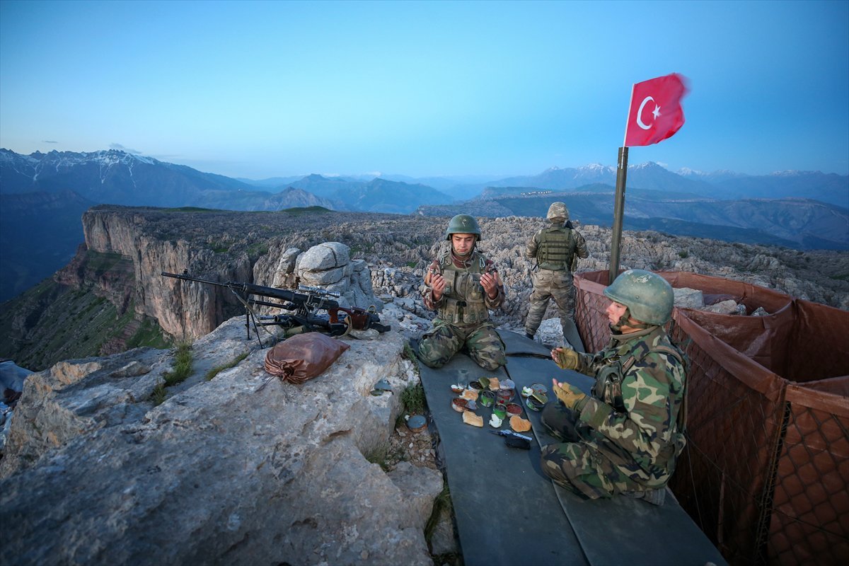 Takipci's tweet image. Twit atarak vatanı kurtaranlarla,cephede nöbet tutarak,savaşarak vatanı kurtaran hiç bir olur mu(?)
Dünyada müslümanların çektiği acıları,bilhassa türklerin çektiği acıları düşündüğümüzde VATANIMIZIN DEĞERİNİ, ASKERİMİZİN ve POLİSİMİZİN değerini bilmek gerek.

 #HayırlıCumalar