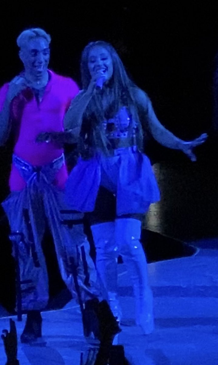 alrightavenue's tweet photo. thinking bout how ariana always smiles so wide when she looks at the crowd at her shows .... 🥺 https://t.co/SkCKpQ03l9