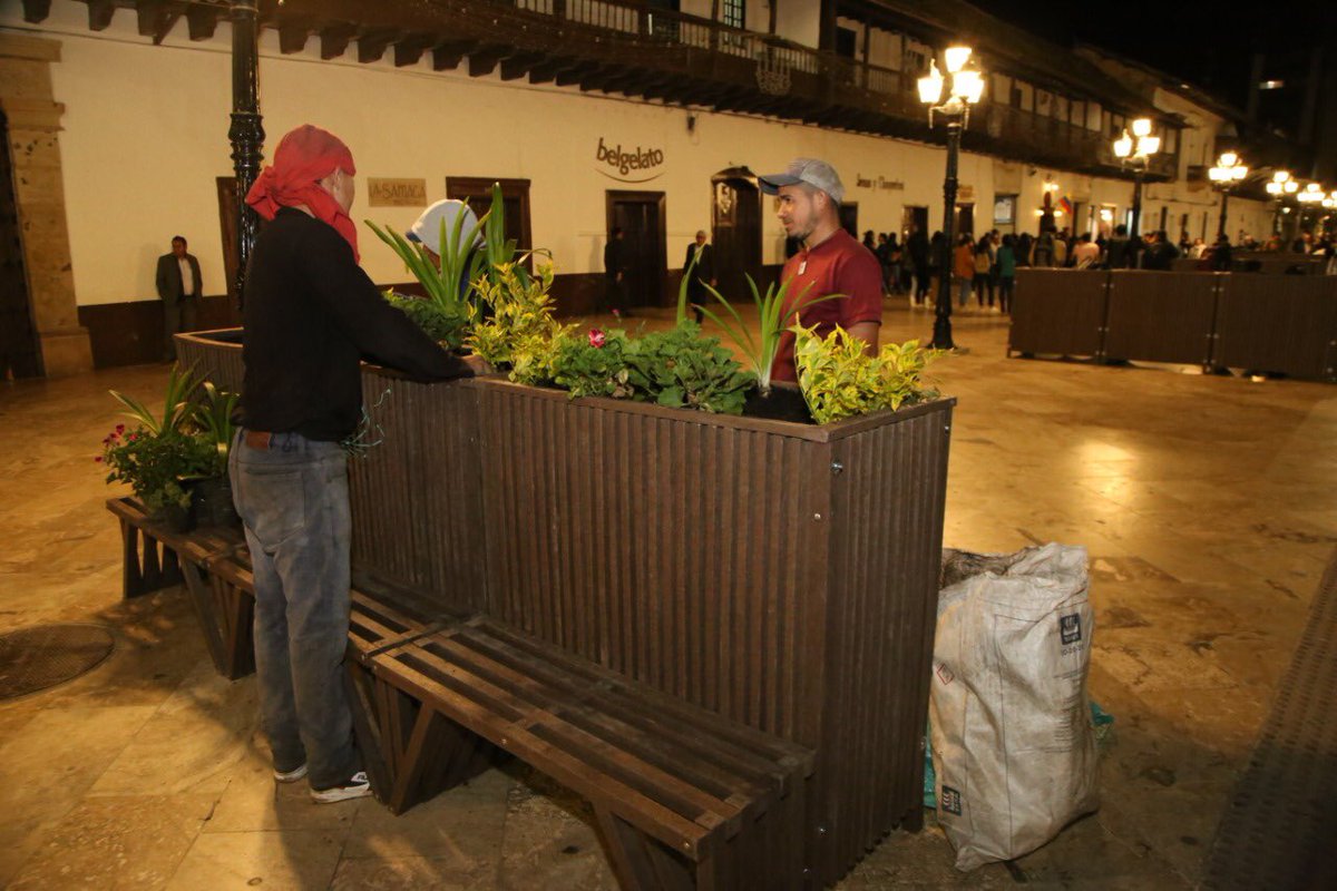 AlcaldiaTunja's tweet photo. 🌇❤️En la renovada y revitalizada Plaza de Bolívar, instalamos mobiliario dotado con materas en las que sembramos plantas ornamentales que brindarán un aire de naturalidad a nuestro centro histórico. 🌳❤️¡Cuidemoslo: Es de todos!🍀 #TunjaCiudadDeOrigen https://t.co/Kwx3Do6SKN