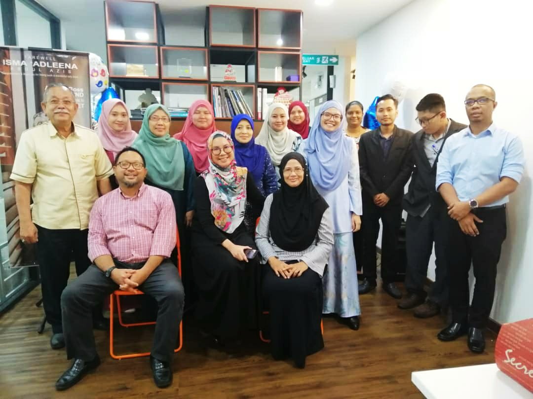 ArkitekJKRJohor's tweet photo. Salam perpisahan buat Pn @AdleenaIsma atas kenaikkan pangkat ke J48. Smoga terus cemerlang dunia akhirat.

"Congrats Pn Isma &amp; thank you for being such a wonderful &amp; the best lady boss.Thanks for everything".

Selamat bertugas ditempat baru.
@imranariffs

https://t.co/QKgMiSNFQZ https://t.co/VRZJSMShRB