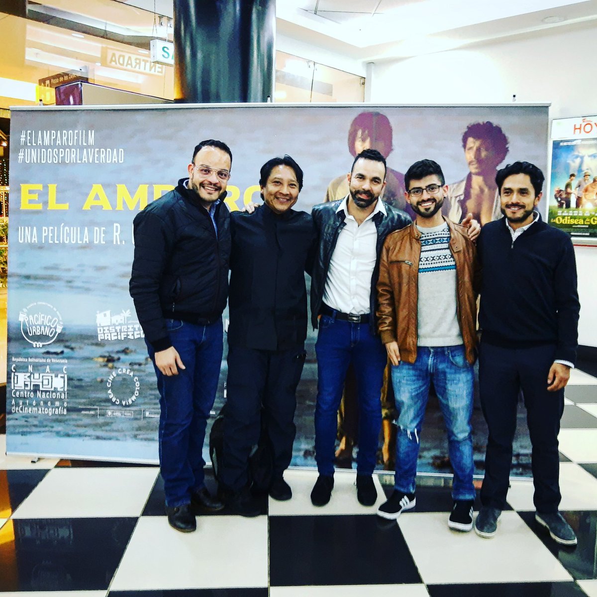 Aquí parte del equipo de <a href="/ElAmparoFilm/">ElAmparoFilm</a> una película de Robert Calzadilla que llega a las salas de cine del país gracias a <a href="/distritopacific/">Distrito Pacífico</a> @vicentepena1 #unidosporlaverdad