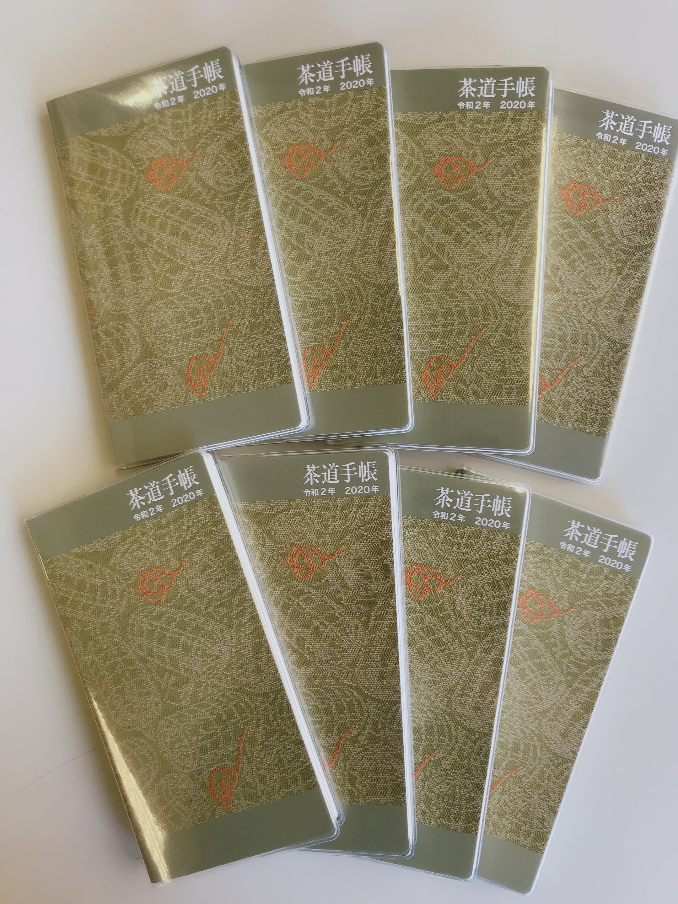 淡交社 営業局 12月1日は手帳の日 日本能率協会ﾏﾈｼﾞﾒﾝﾄｾﾝﾀｰが制定 毎年大好評の茶道手帳が発売中 表紙をﾘﾆｭｰｱﾙし内容もさらに充実 歴代家元花押一覧 樂家歴代の窯印 変体かな一覧など内容充実です 是非 年末のお遣い物にいかがですか 京都o
