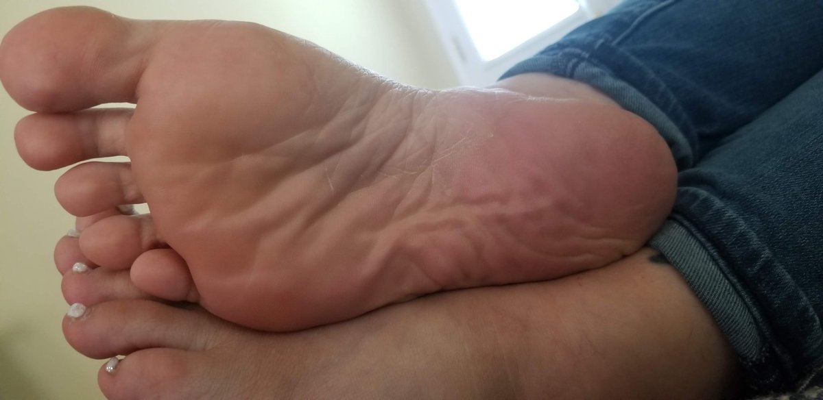 Dominant_Dread's tweet photo. #tbt Crisp white #vans and #sexysoles #wrinkledsoles #boutiquestylefeet https://t.co/8fgeSFF0cj