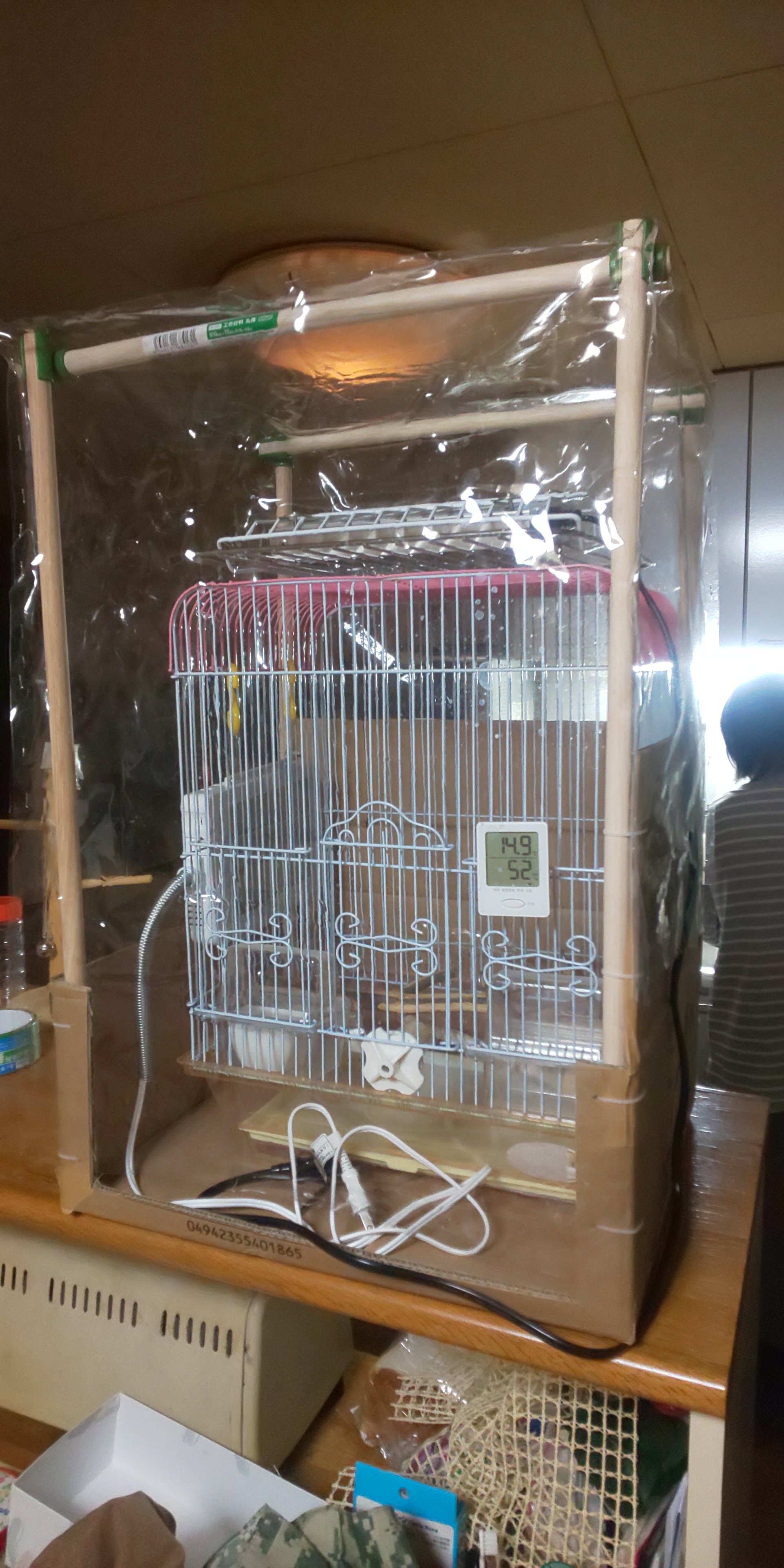 ゆやーん コバンガー お迎えするセキセイ雛っぴの為にインフラ準備 ヒーター二つに防寒用のダンボールに厚手の自作ビニール カバー 後は被せるフリースのブランケットを用意したらokかな 全て整い次第 ヒーターの試運転致しますかね 微調整は