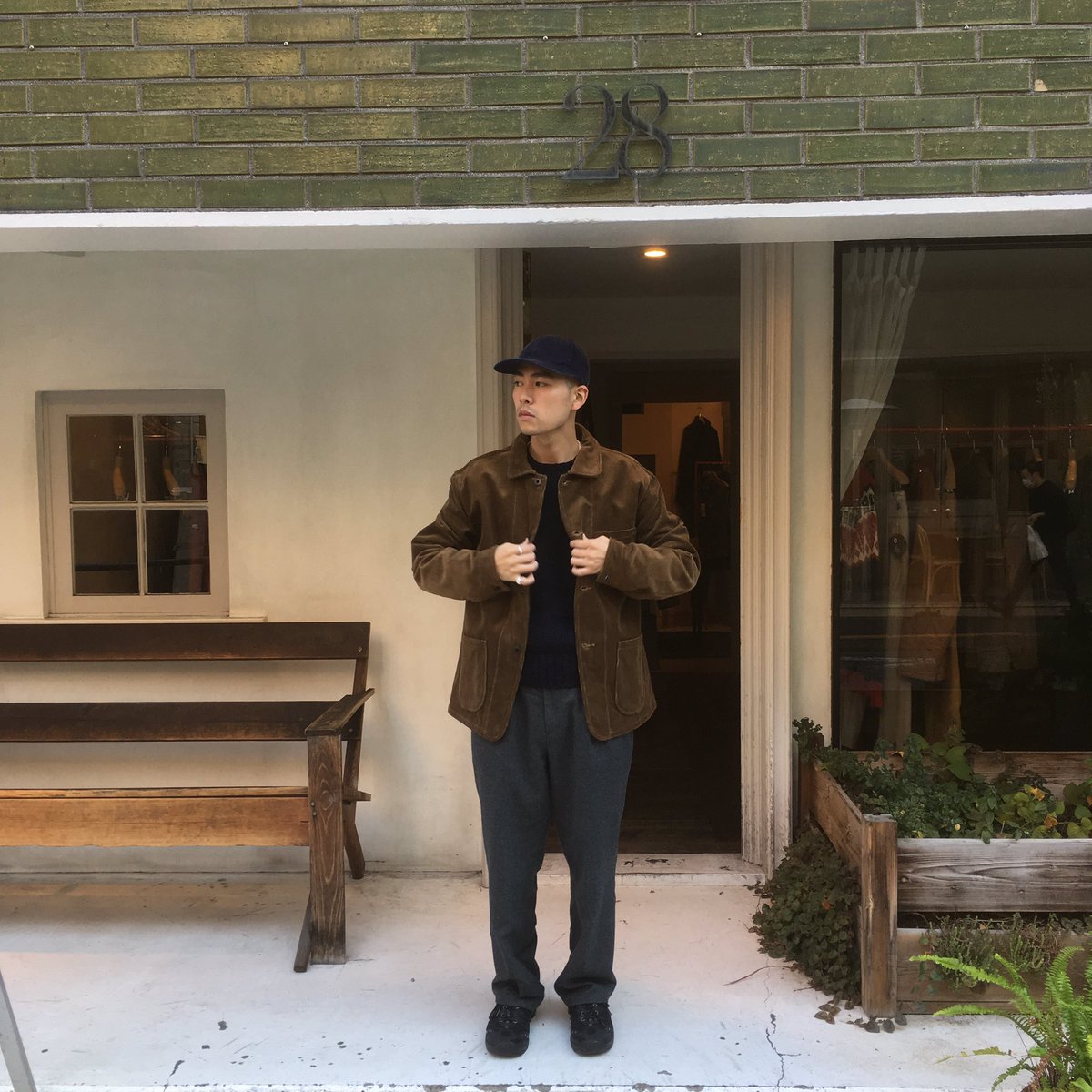 evan kinoriのジャケットは、洗いのかかったコーデュロイの表情が特徴