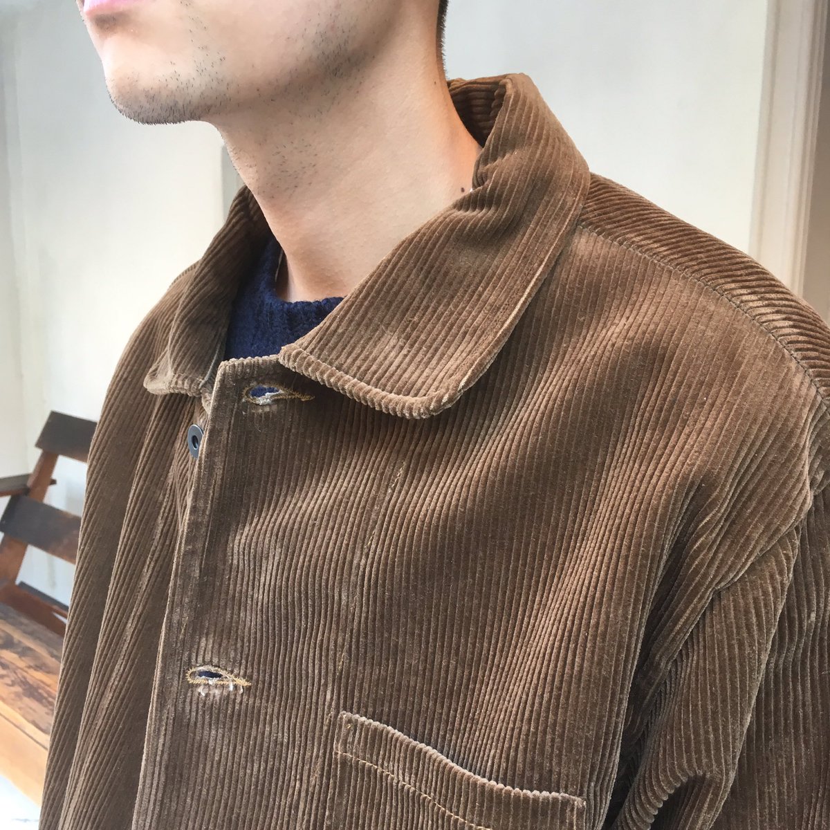 evan kinoriのジャケットは、洗いのかかったコーデュロイの表情が特徴