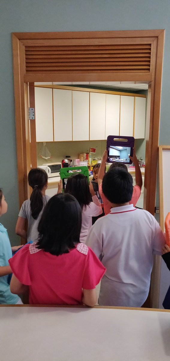 CDNISJrLibrary's tweet photo. G3 explorers! Seeing areas of the library that they usually can't access.  #cdnisls #cdnishk_jrlibrary https://t.co/nuVfJ9UItx