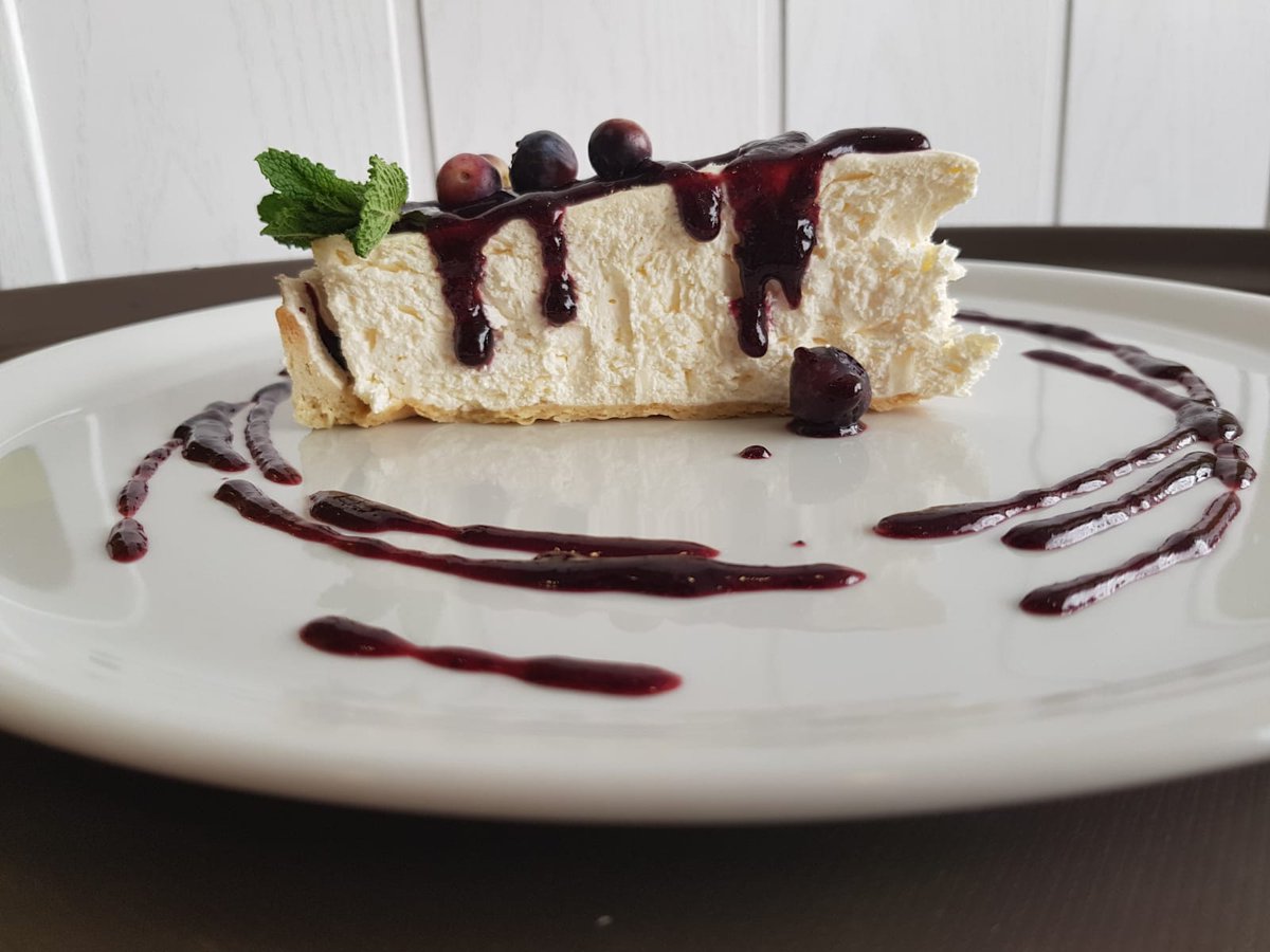 Si eres de los que viene a visitarnos conocerás esta #Tarta de queso con arándanos. Si todavía no has venido…no sabes lo que te pierdes! 😊 
#LaAguja  #NortedeMadrid

➡️bit.ly/CartaLaAguja