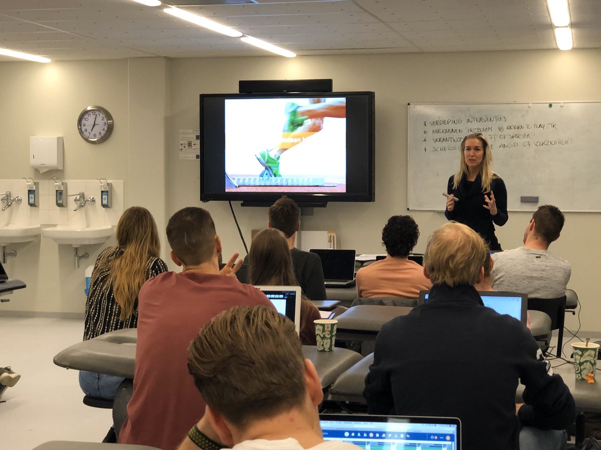 Fundamenten achter de sportpsychologie met @AfkevandeWouw binnen de module Fundamenten Sport Revalidatie op de <a href="/HUmasterSF/">HUmasterSF</a>. Wat is de rol van de #sportfysiotherapeut binnen dit domein? #hogeschoolutrecht