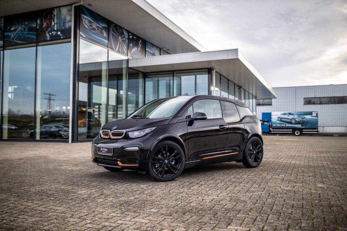 DE ALLER-ALLERLAATSTE IN ONZE VOORRAAD. 
Deze #BMW #i3 Roadstyle Edition. Gelimiteerd geproduceerd en 100% Elektrisch. Direct uit voorraad leverbaar bij #DeBeier. Profiteer dit jaar nog van 4% bijtelling. Interesse in deze BMW i3? 📞0513 -61 88 88 /📧 info@debeier.nl.